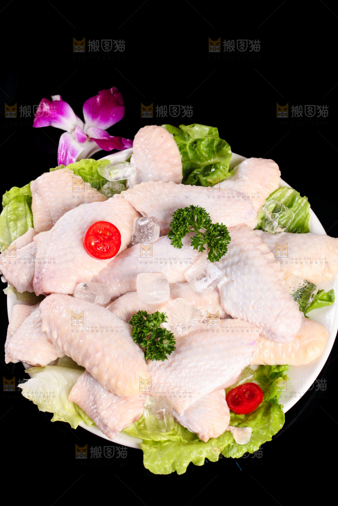 黑底上一盘冷冻的鸡中翅