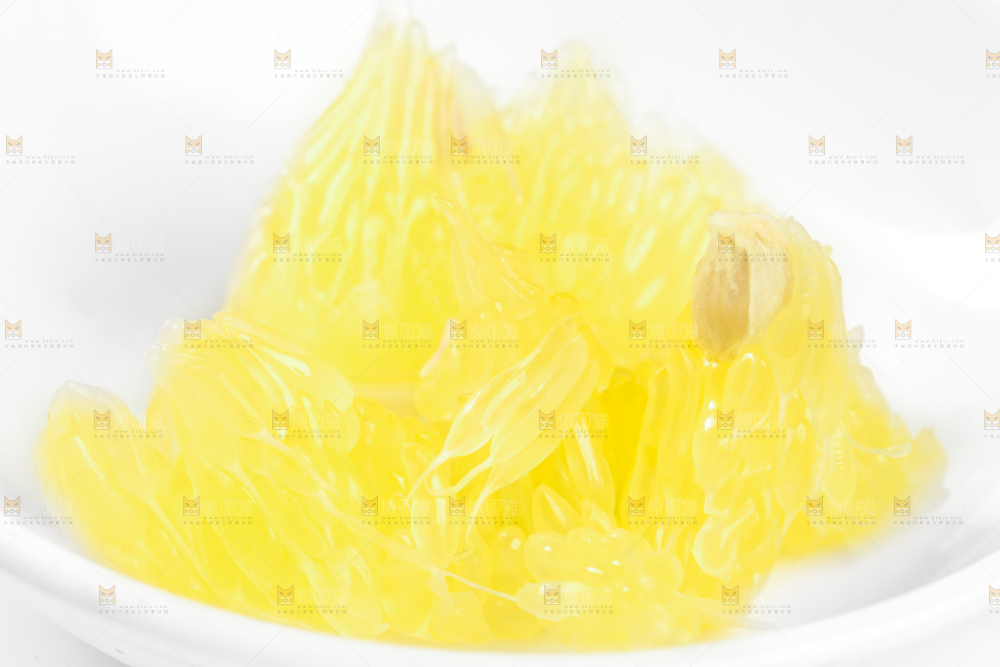 盘子里的葡萄柚