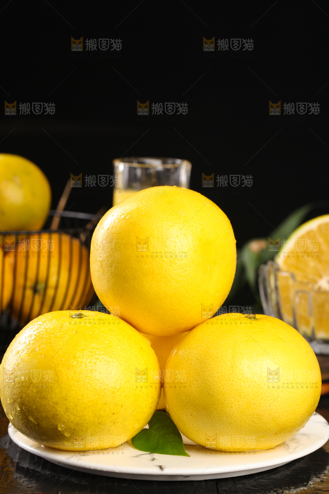 黑底上放着一盘台湾黄金葡萄柚
