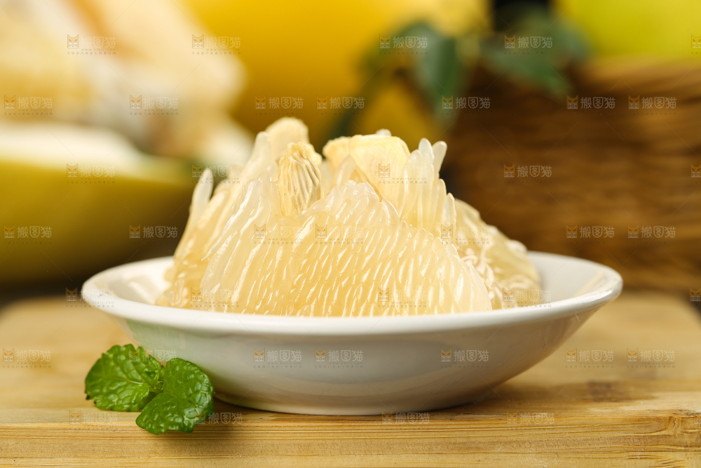 木板上一盘梅州沙田柚