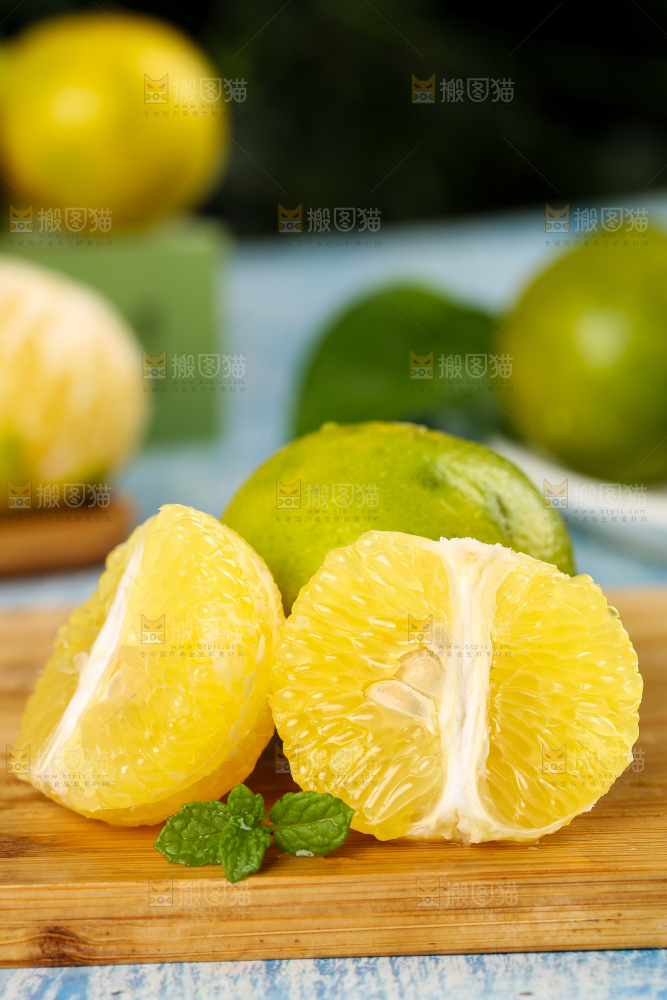 木板上放着皇帝柑和贡柑果肉