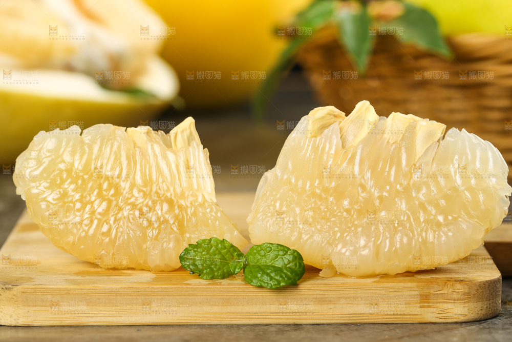 木板上放着沙田柚果肉