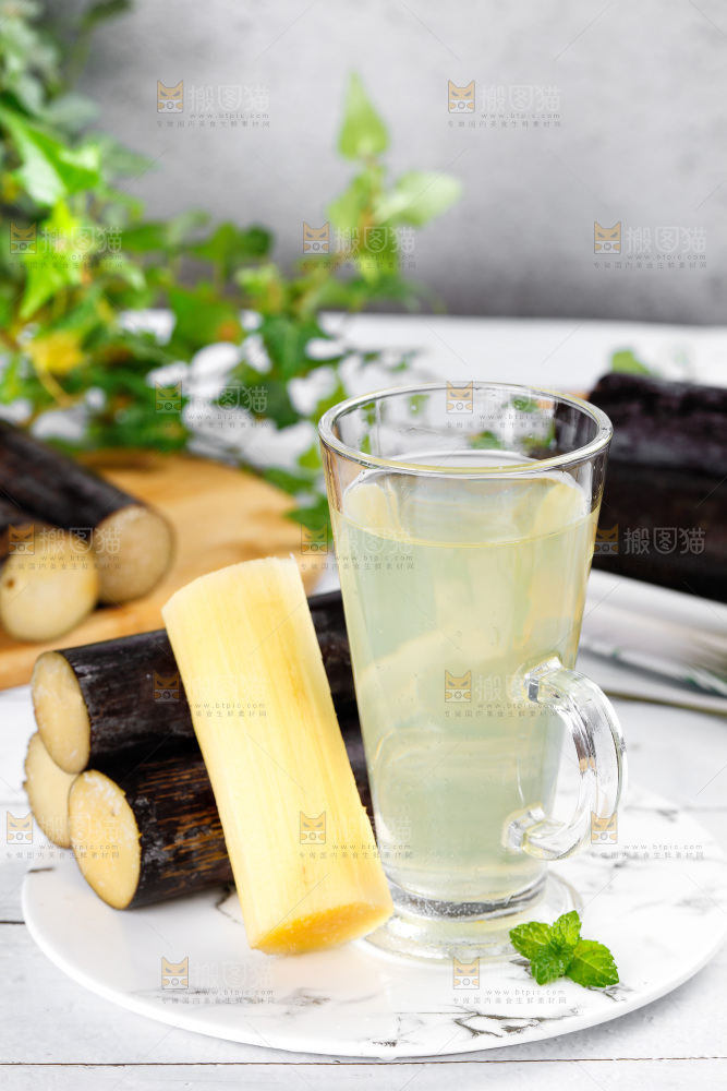 盘子里放着甘蔗和一杯甘蔗汁