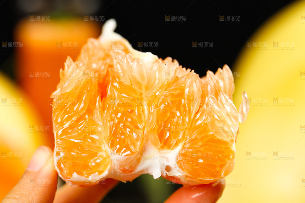 手上拿着蜜柚果肉