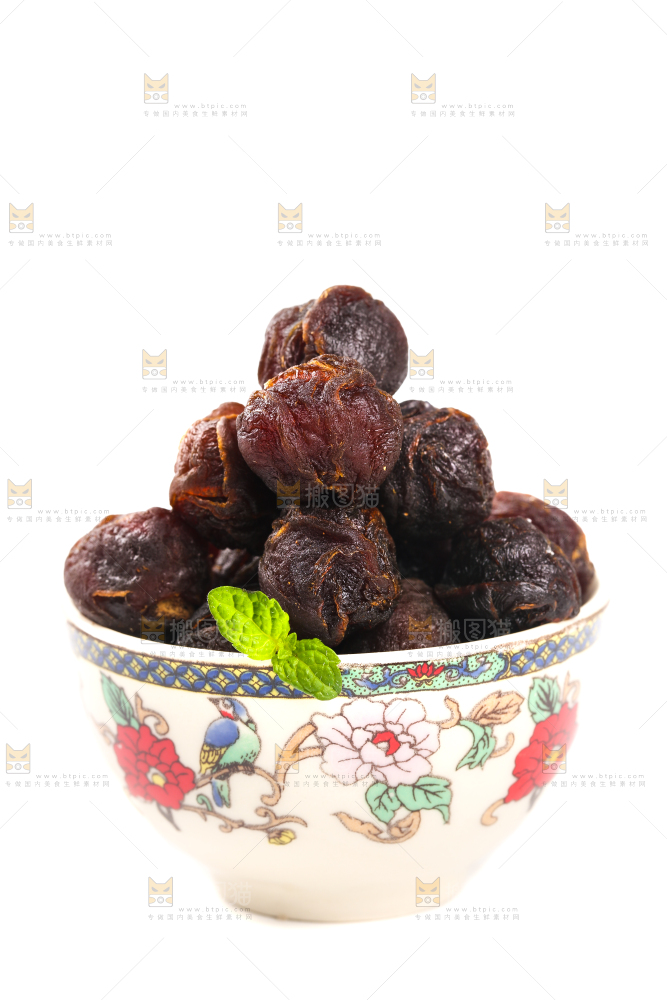 白底上放着一碗桂圆肉
