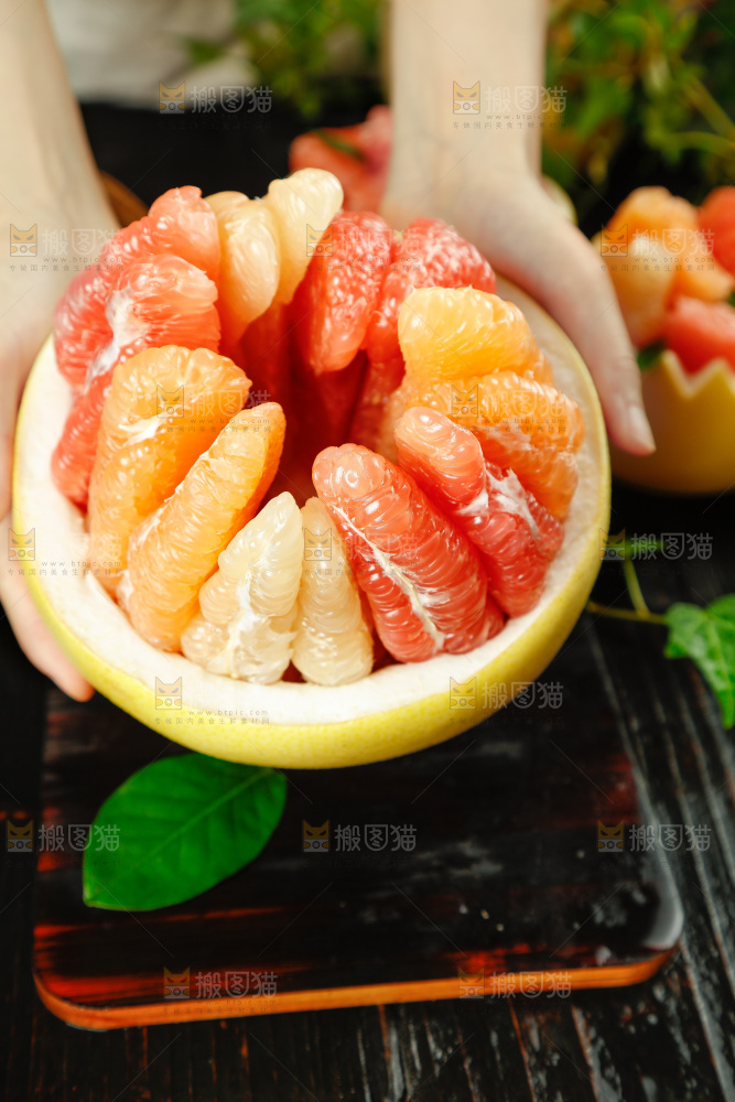 手上捧着三色蜜柚