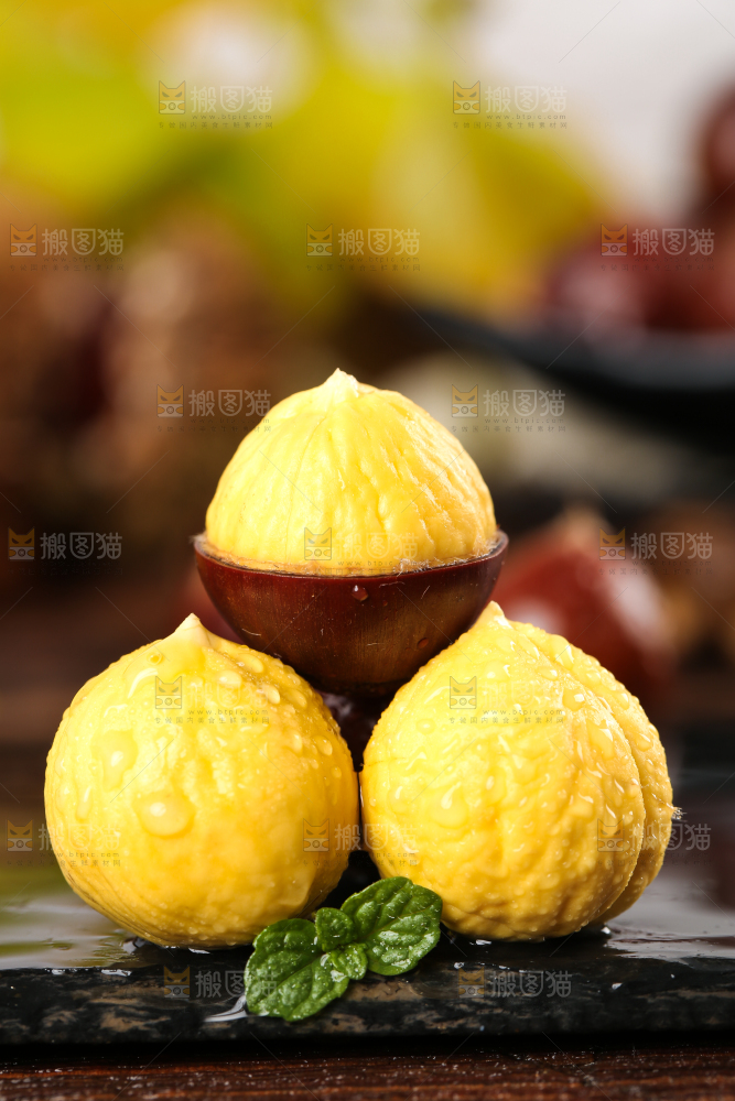 黑底上放着锥栗仁