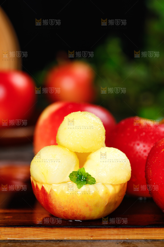 木板上的火箭苹果和火箭苹果果肉