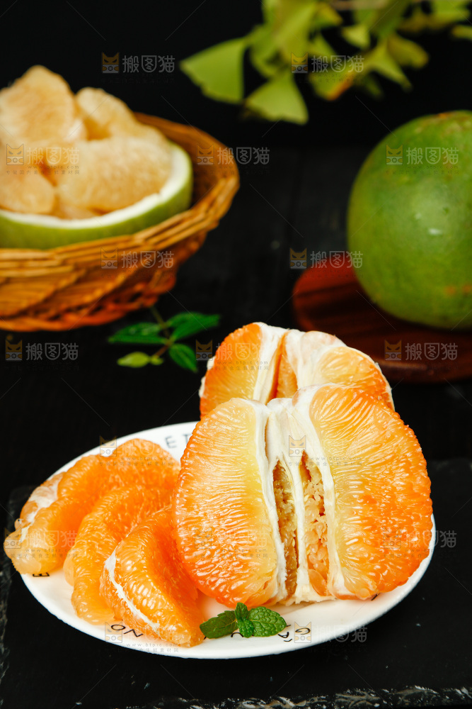 黑底上放着一盘泰国金柚果肉