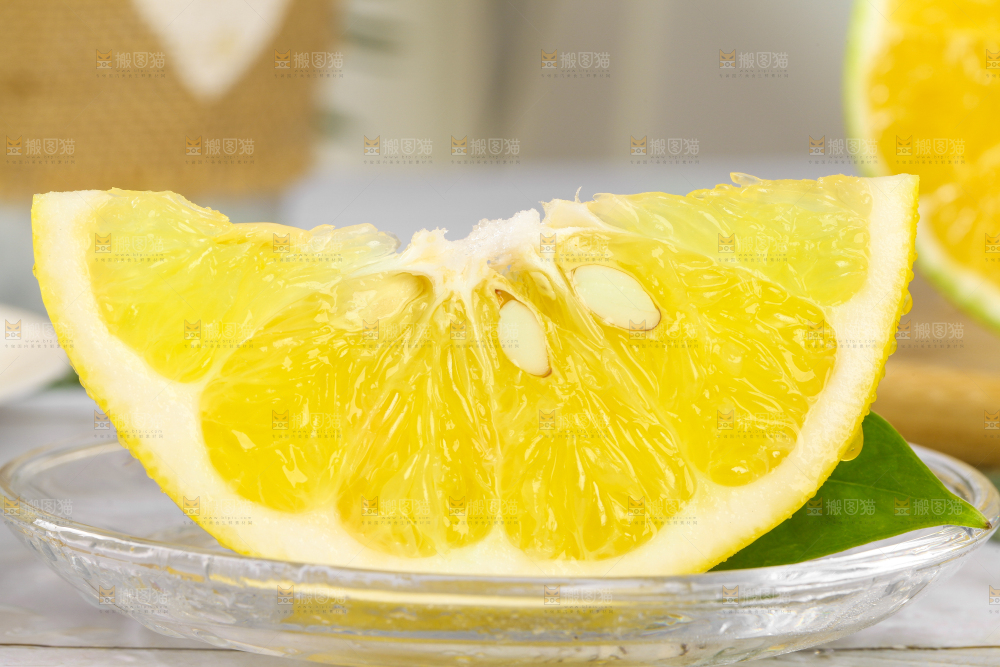 碟子里放着切开的黄金葡萄柚