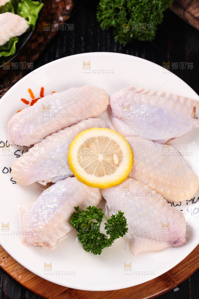木板上放着一盘中翅