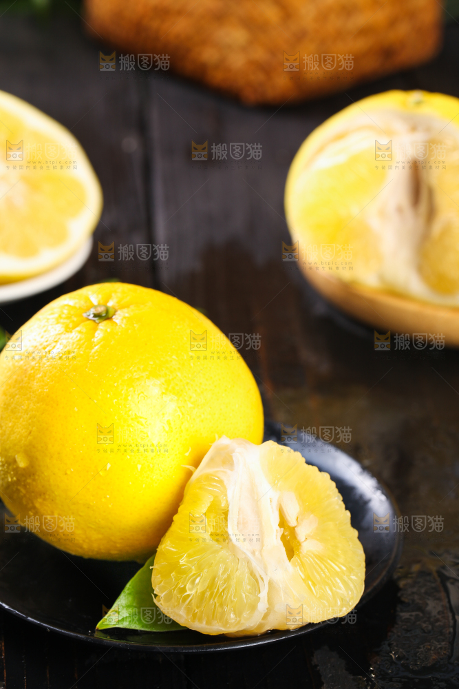 盘子里的葡萄柚