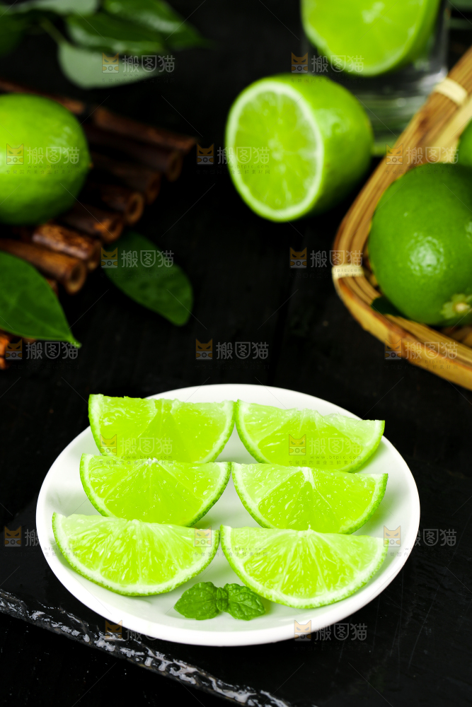 黑底上放着一盘青柠檬果肉