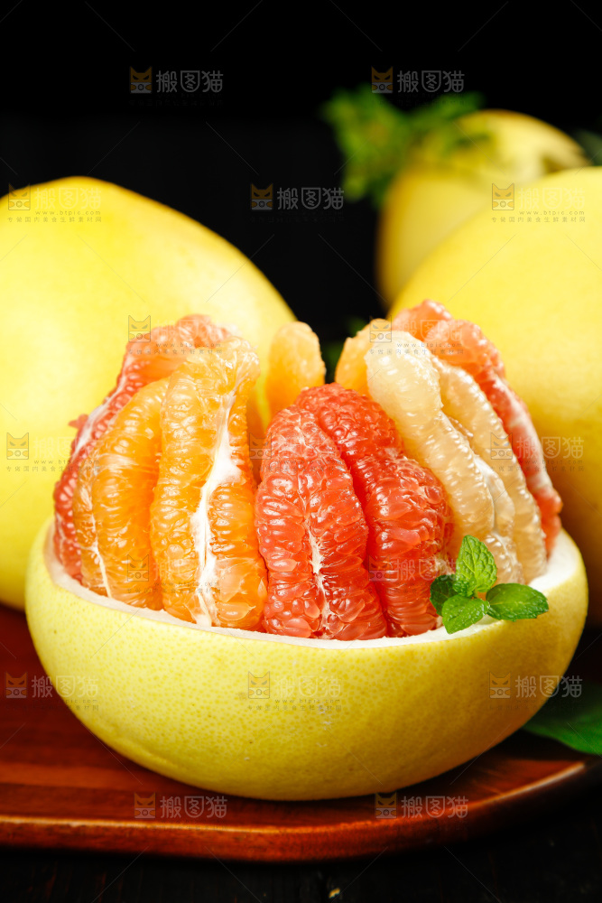 木底上的三色蜜柚