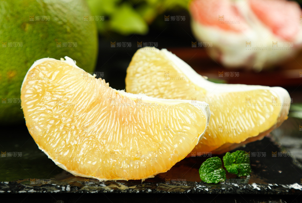 黑底上放着白心蜜柚果肉