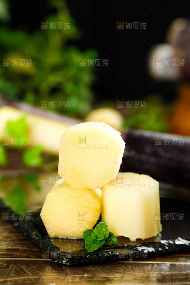 黑底上切块的甘蔗