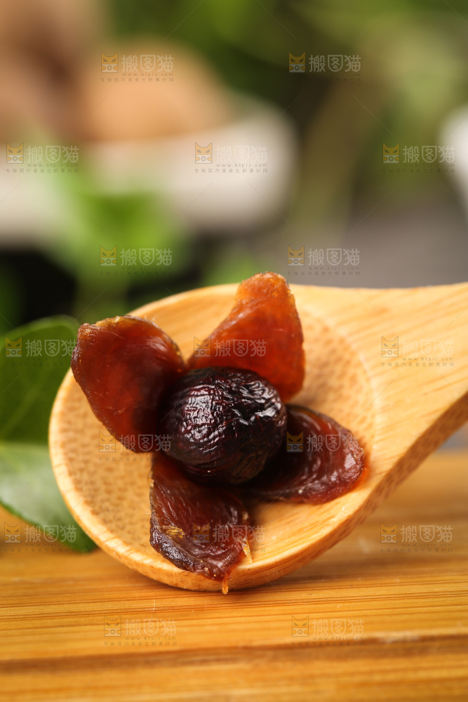 勺子里挖着干桂圆果肉