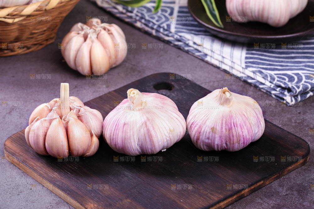 深底上的大蒜头