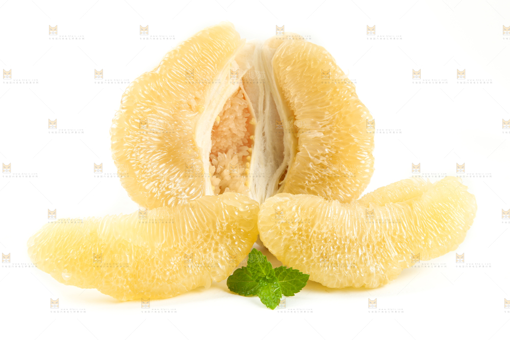 白底上的蜜柚果肉