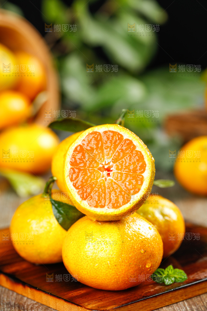 木板上一堆新鲜的砂糖橘
