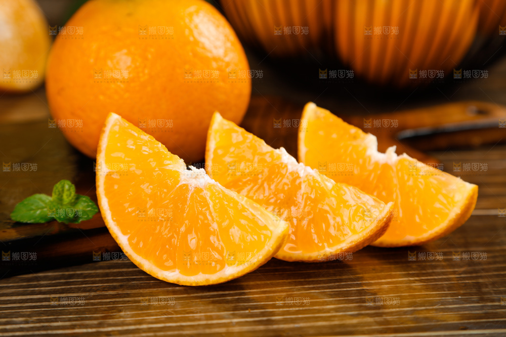木底上的爱媛和切块的果冻橙