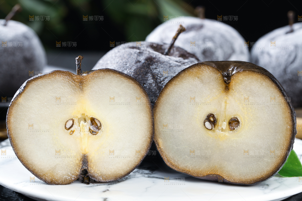 盘子里的黑冻梨和冻梨果肉