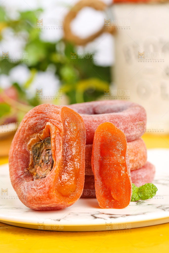 盘子里放着广西恭城柿饼