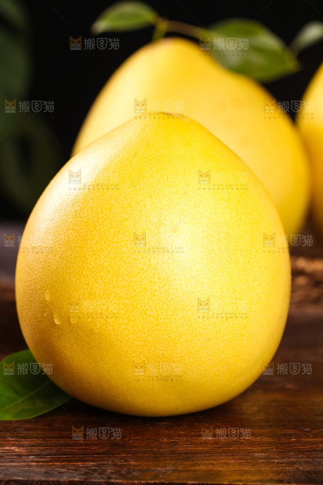 深底上的蜜柚