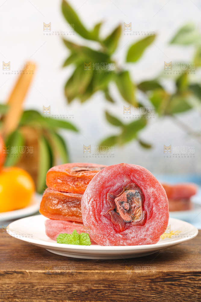 木板上放着一盘青州柿子饼