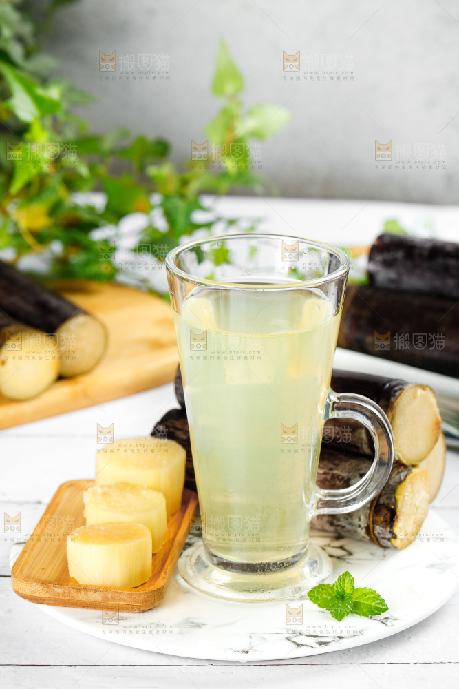 盘子里放着甘蔗和一杯甘蔗汁
