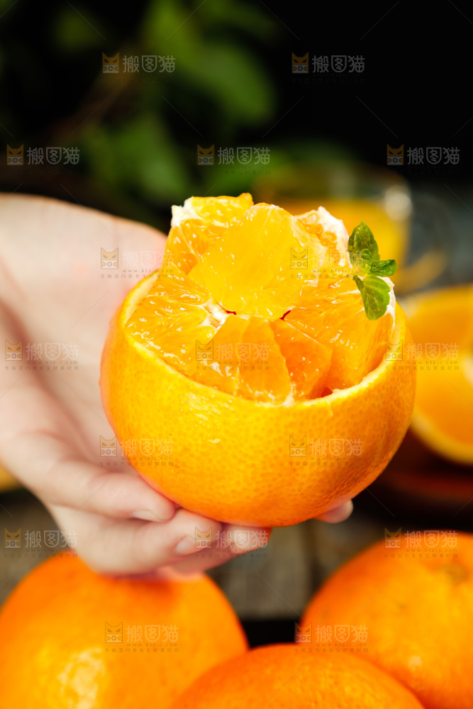 手上拿着橙子果肉
