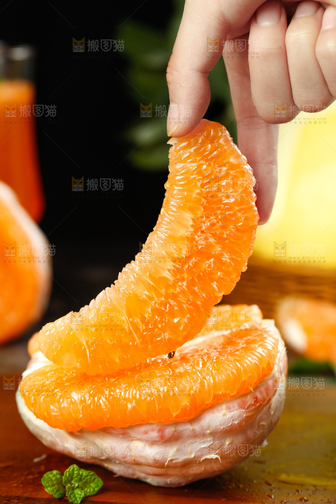 手上拿着黄金柚果肉