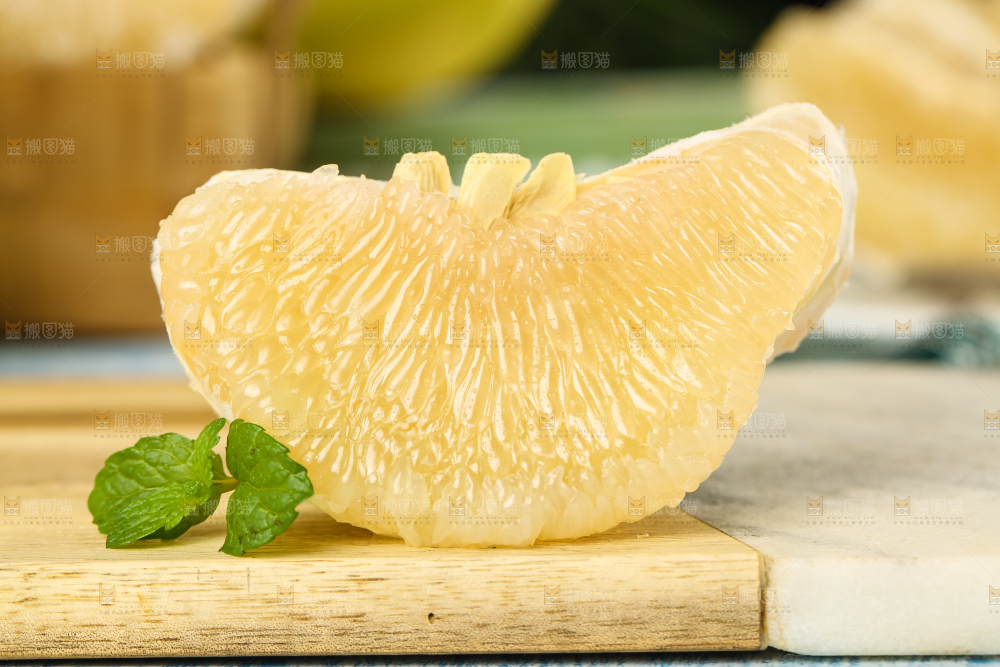 双拼板上放着白心蜜柚