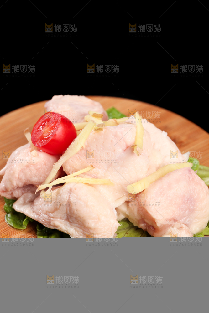 木板上放着鸡尾