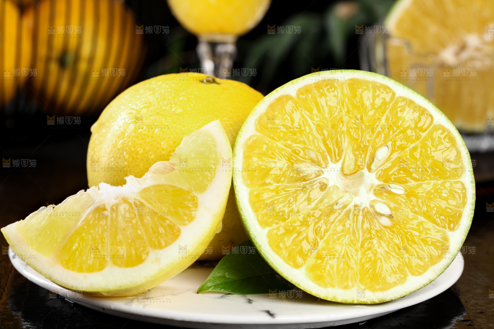 盘子里的葡萄柚