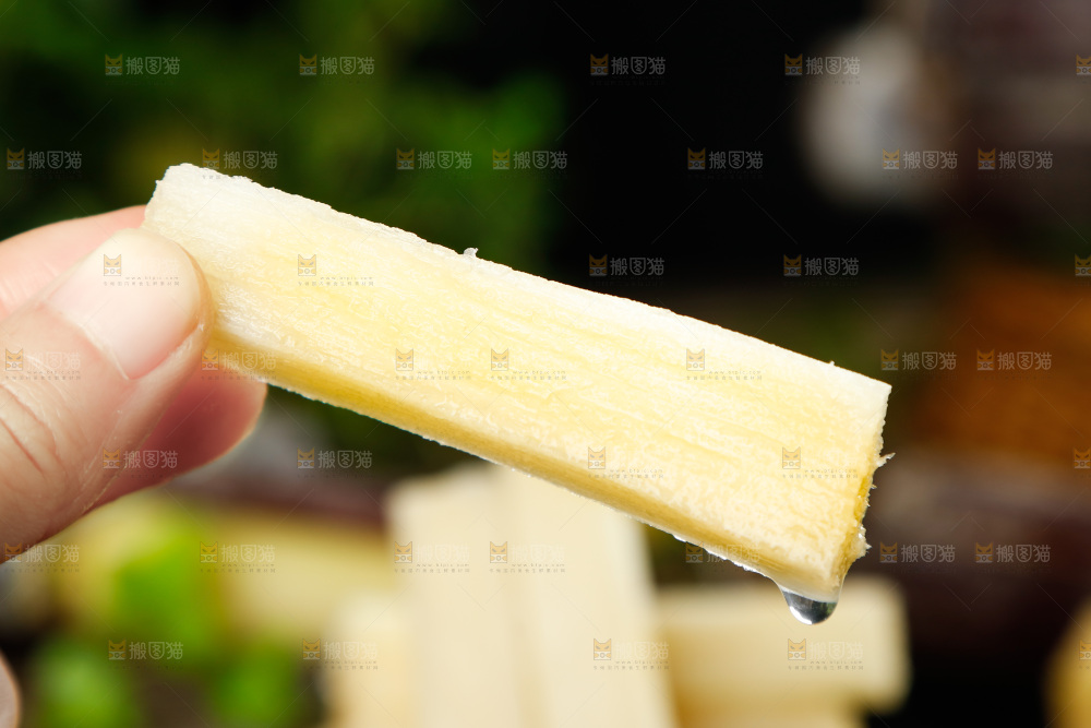 手上拿着甘蔗