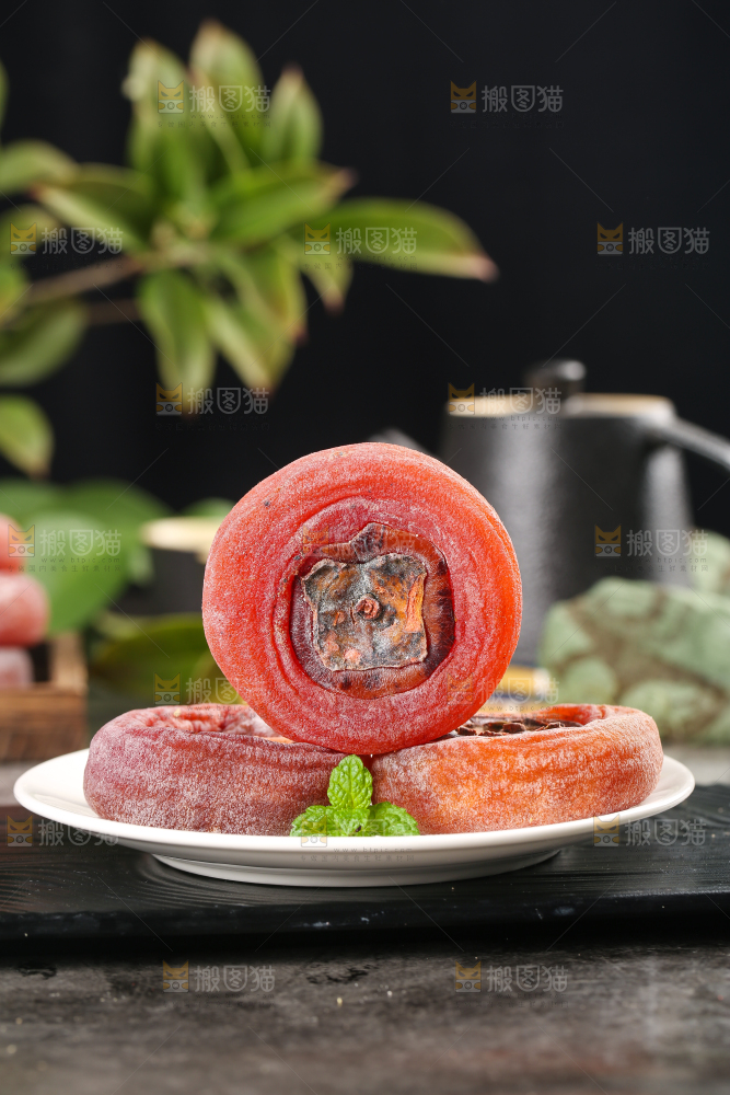 黑底上放着一盘霜降柿子饼