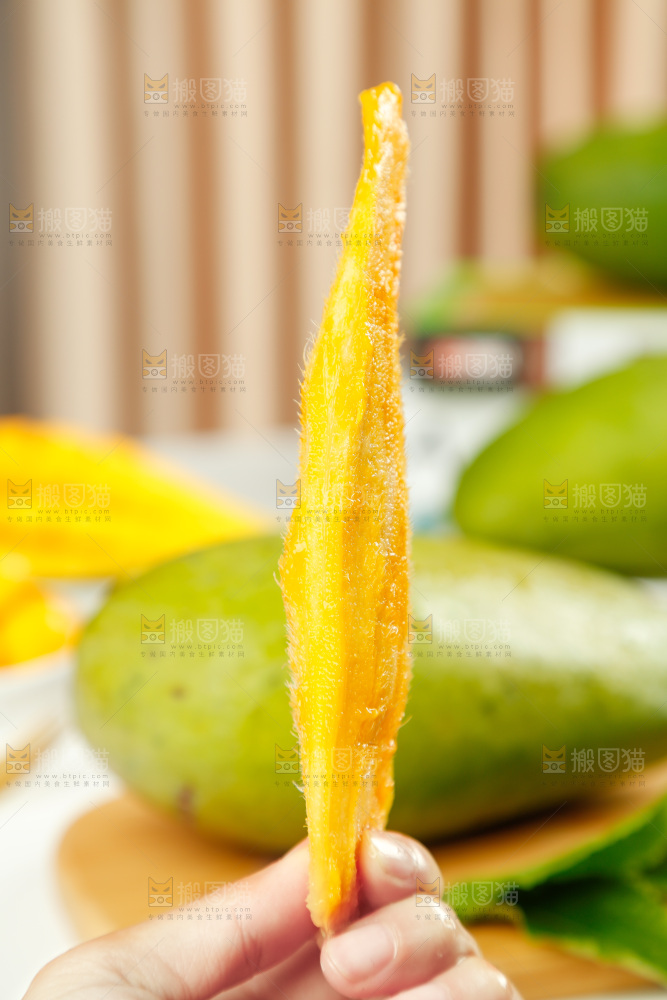 手上拿着芒果核