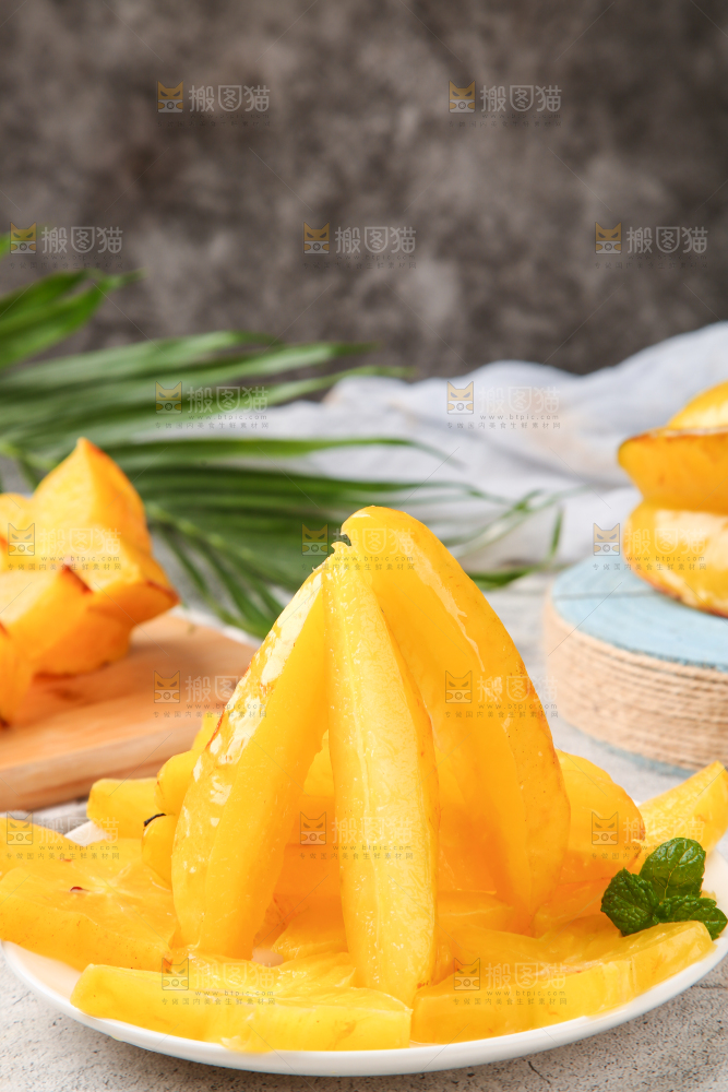 浅底上放着一盘杨桃果肉