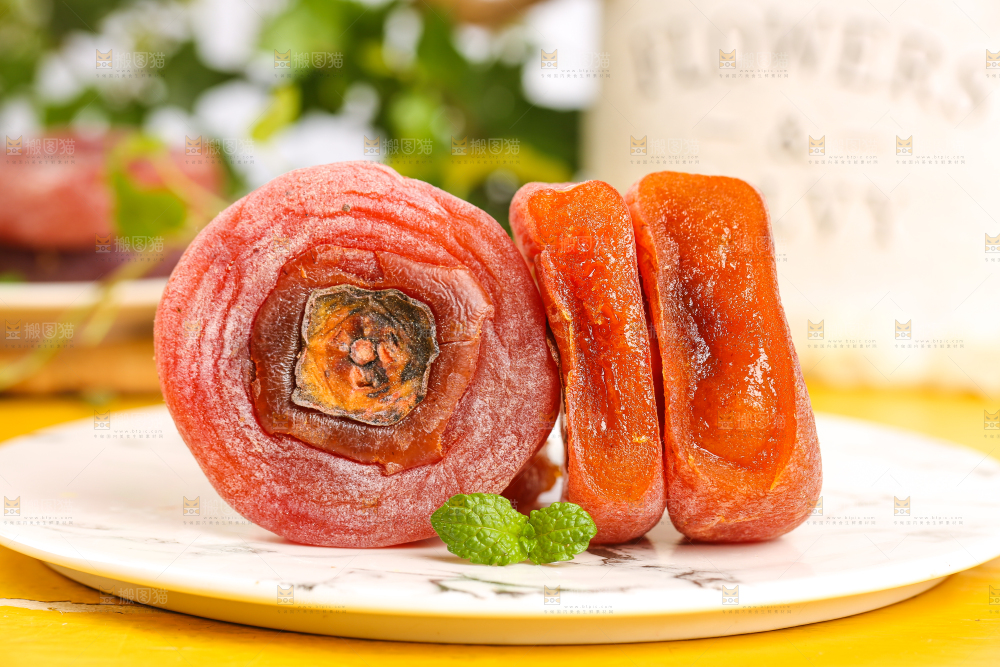 石盘里放着柿子饼
