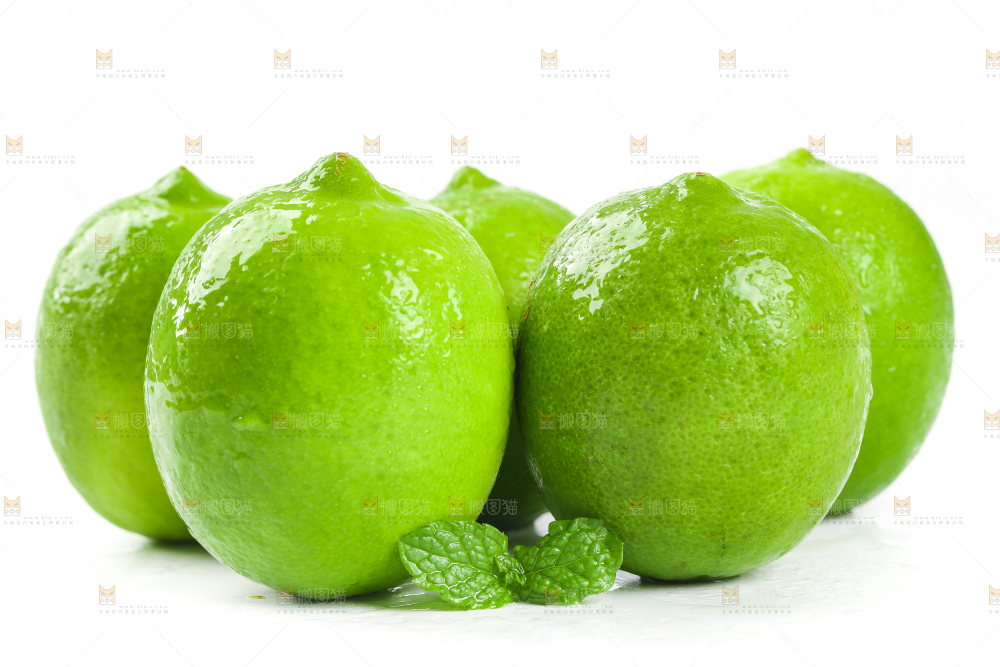 白底上放着一堆四川安岳青柠檬 