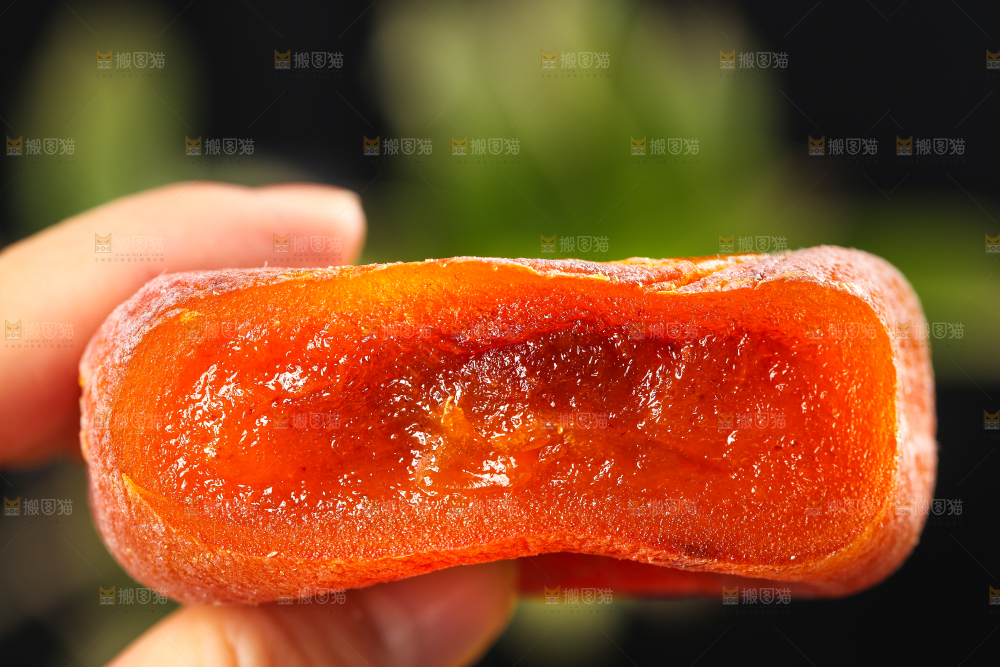 手上拿着流心柿饼
