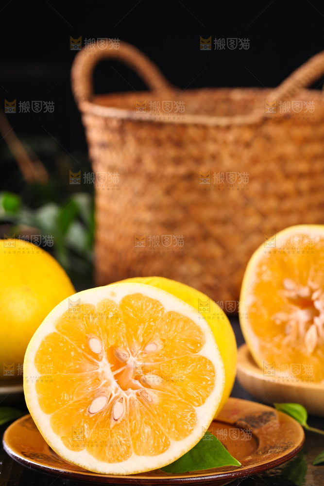 盘子里的葡萄柚