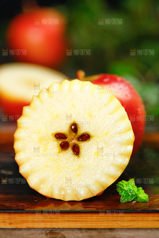木板上的火箭苹果和火箭苹果果肉