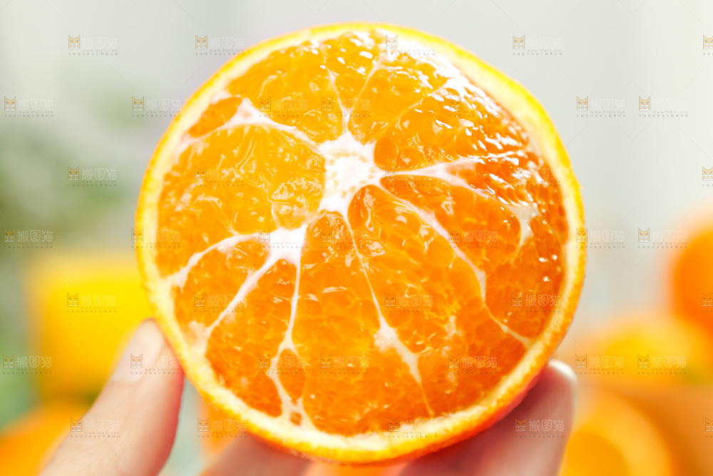 手上拿着爱媛果冻橙
