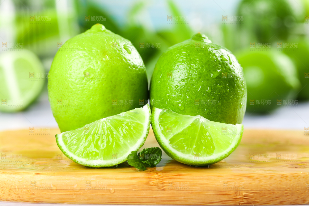 木板上放着四川安岳青柠檬