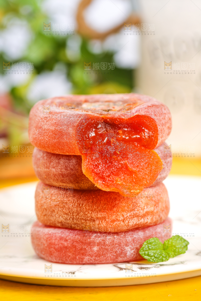 盘子里放着广西恭城柿饼