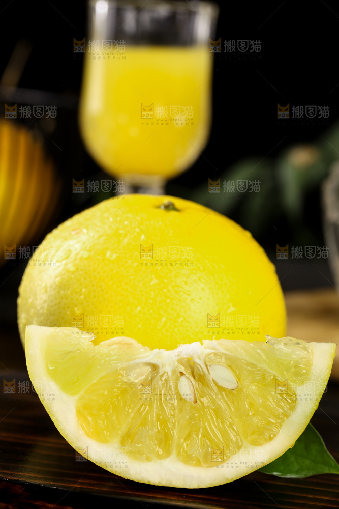 深底上放着台湾葡萄柚
