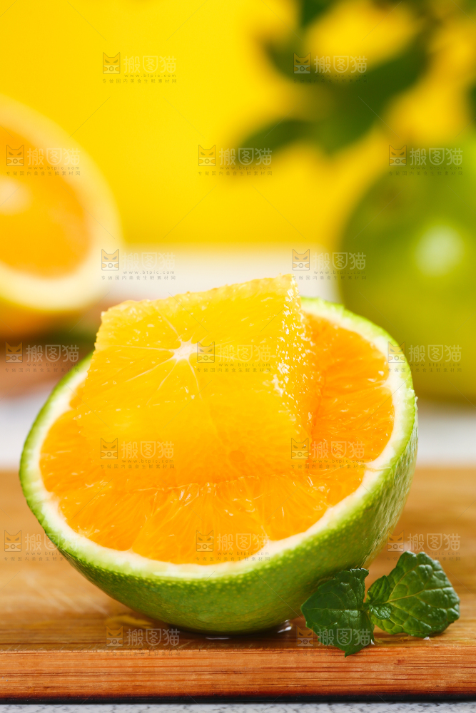 木板上的橙子