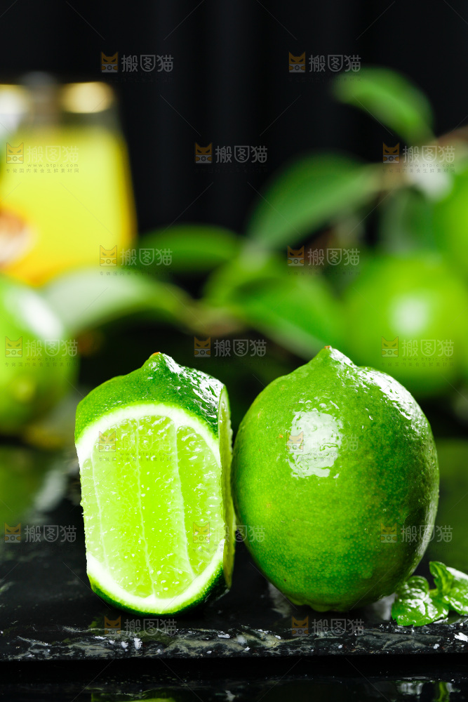 黑底上的四川青柠檬和青柠檬果肉